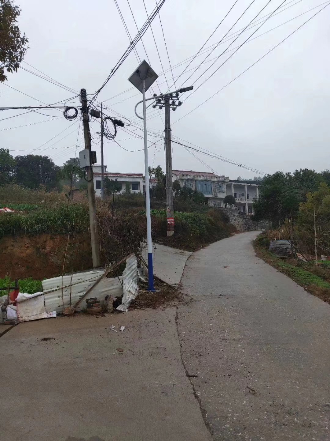 農(nóng)村新裝的太陽(yáng)能路燈